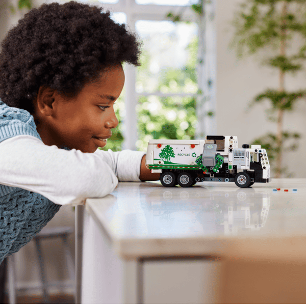 LEGO Mack® LR Electric Garbage Truck