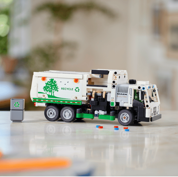 LEGO Mack® LR Electric Garbage Truck
