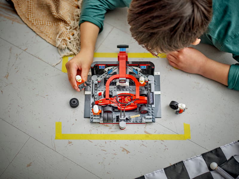 LEGO F1® Pit Stop & Pit Crew with Ferrari Car