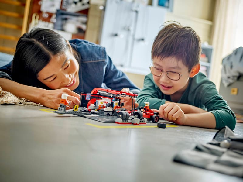 LEGO F1® Pit Stop & Pit Crew with Ferrari Car