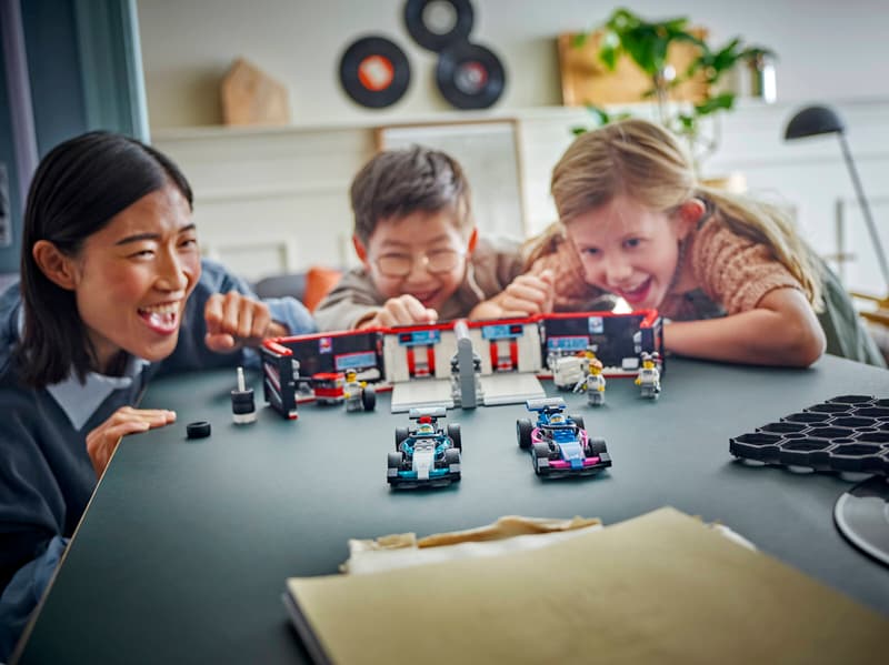 LEGO F1® Garage & Mercedes-AMG & Alpine Cars
