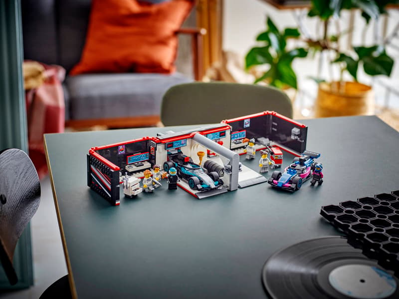 LEGO F1® Garage & Mercedes-AMG & Alpine Cars
