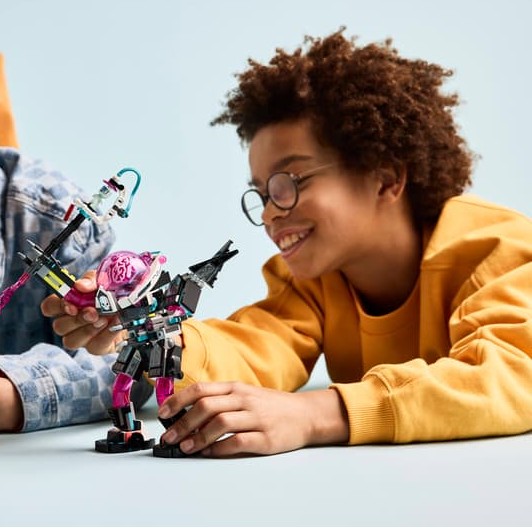 LEGO Mateo vs. Cyber Brain Mech