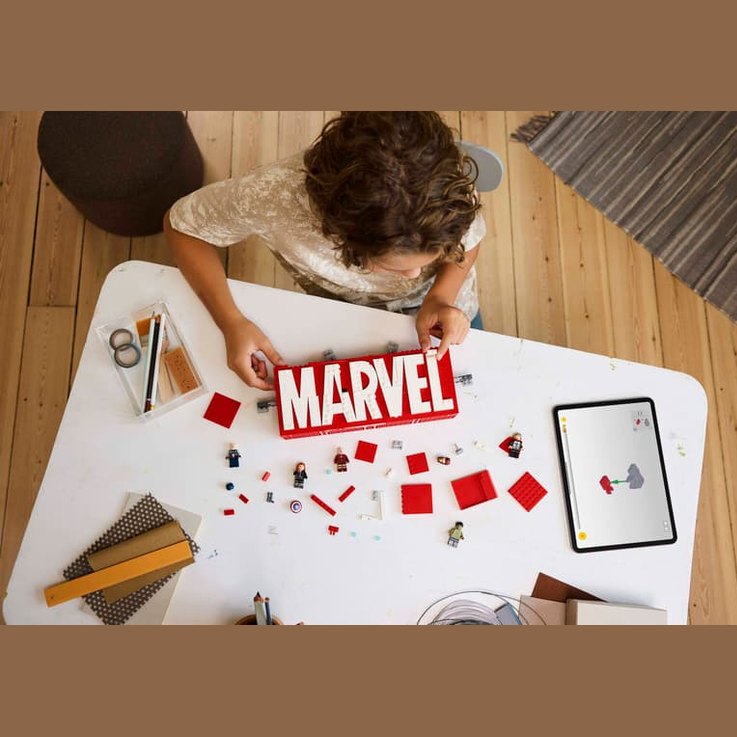 LEGO MARVEL Logo & Minifigures