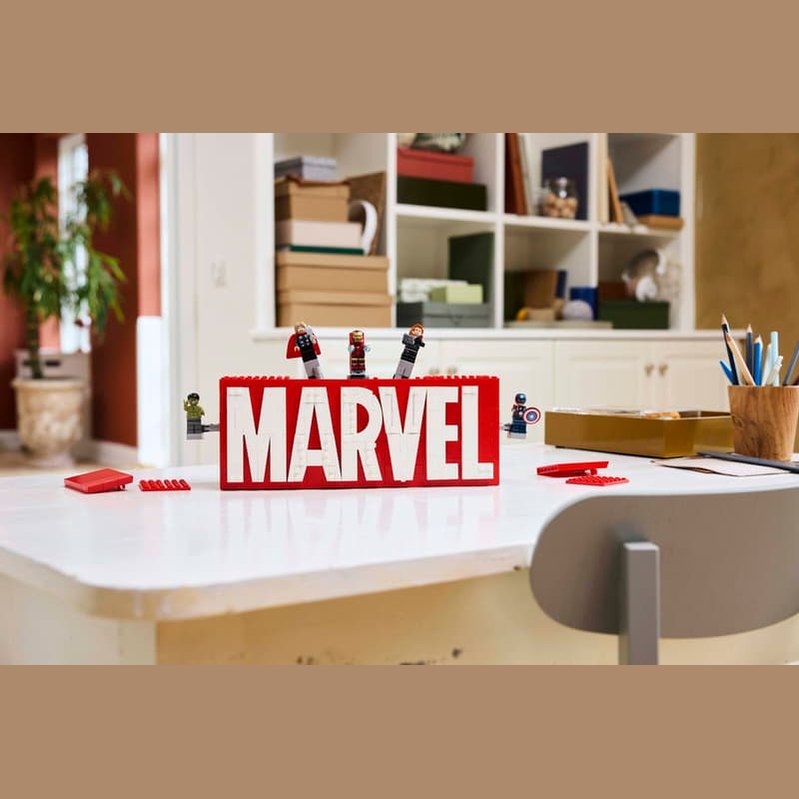 LEGO MARVEL Logo & Minifigures
