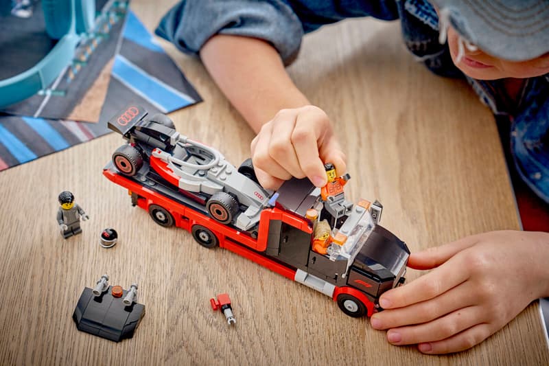 LEGO F1® Display Truck with Audi F1® Race Car