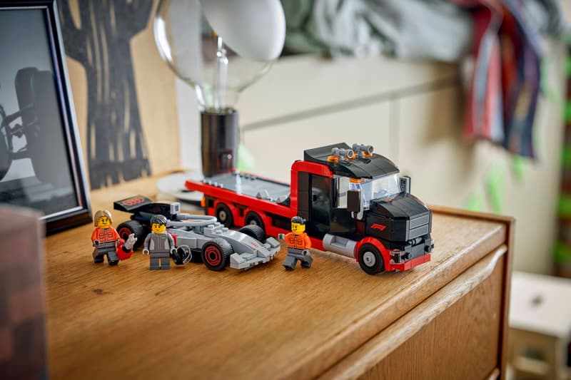LEGO F1® Display Truck with Audi F1® Race Car